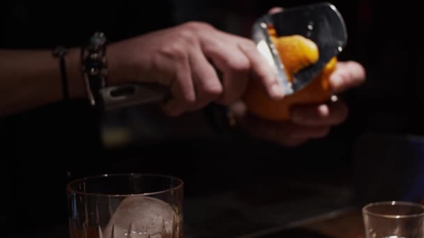 Prozess Der Herstellung Von Alkohol Cocktail Orangenpeeling Zeitlupe Geringe Schärfentiefe — Stockvideo