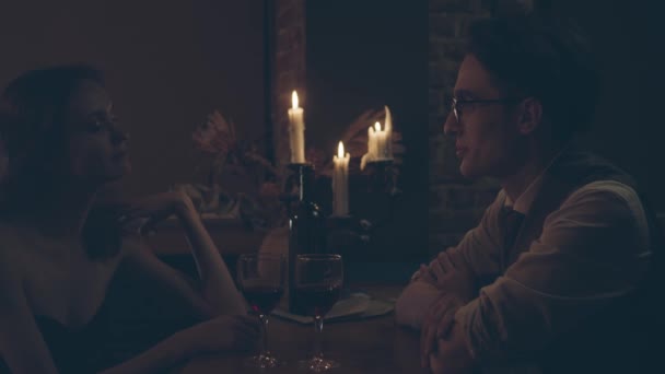 Pár Romantických Večeří Svíčkami Vínem Mělká Hloubka Pole Zpomalený Pohyb — Stock video