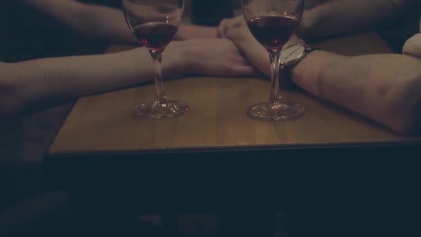 Een koppel bij een romantisch diner — Stockvideo