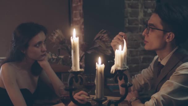 Пара за романтическим ужином — стоковое видео