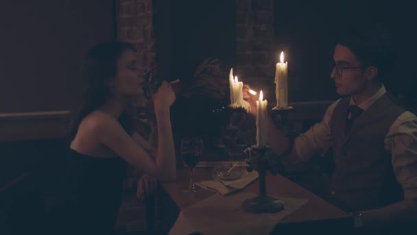 Een koppel bij een romantisch diner — Stockvideo