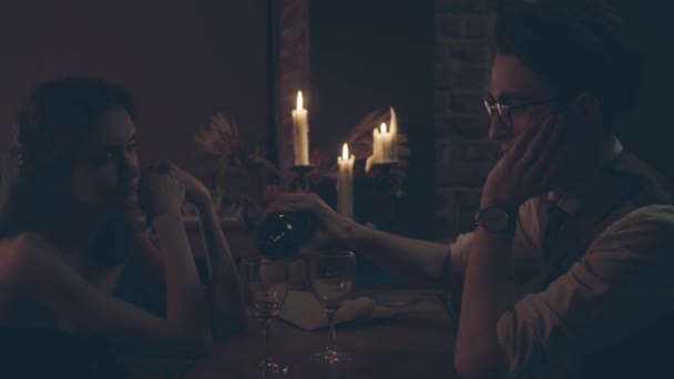 Пара за романтическим ужином — стоковое видео