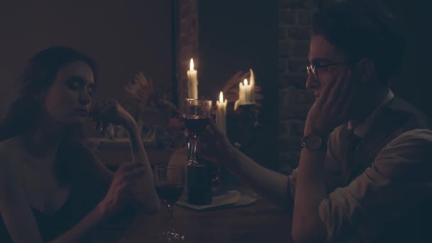 Een koppel bij een romantisch diner — Stockvideo