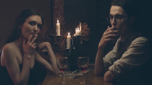 Paar beim romantischen Abendessen — Stockvideo
