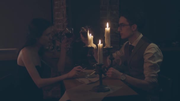 Een koppel bij een romantisch diner — Stockvideo