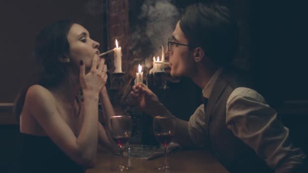 Egy pár a romantikus vacsoránál — Stock videók