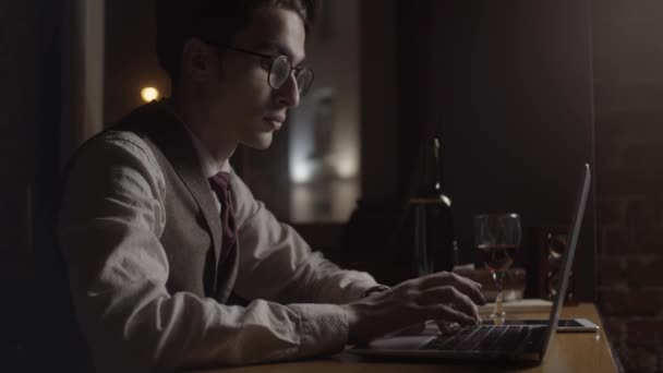 Молодий Чоловік Працює Ноутбуком Повільний Рух — стокове відео