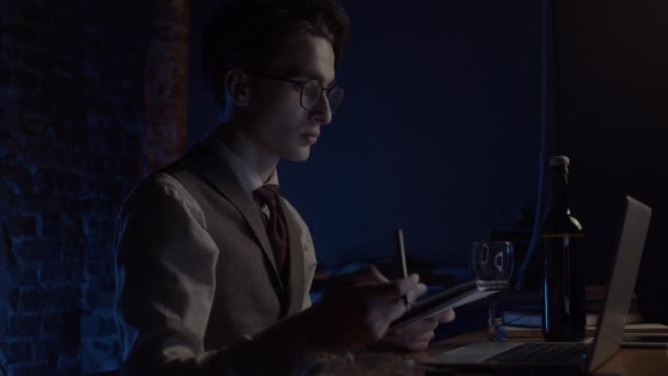 Молодой Человек Работает Ноутбуком Замедленная Съемка — стоковое видео