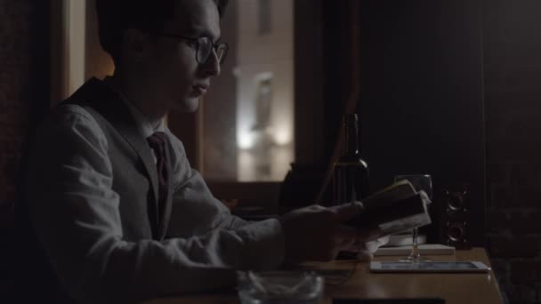 Молодий Чоловік Паперовим Ноутбуком Повільний Рух — стокове відео