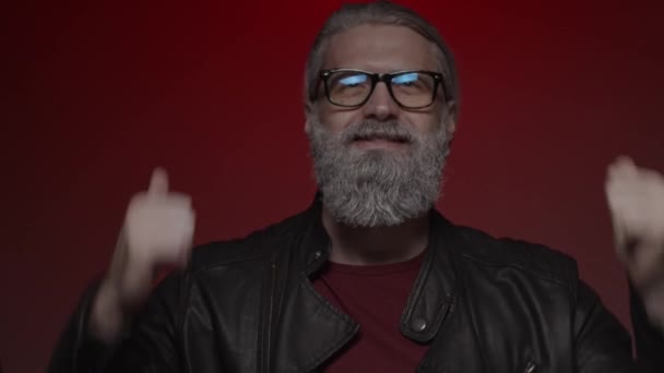Siwe Włosy Mężczyzna Okularach Pokazuje Znak Obu Rąk Zatwierdzających Zwolniony — Wideo stockowe