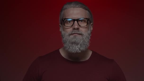 Gråhårig Man Glasögon Gör Visar Tecken Med Båda Händerna Att — Stockvideo