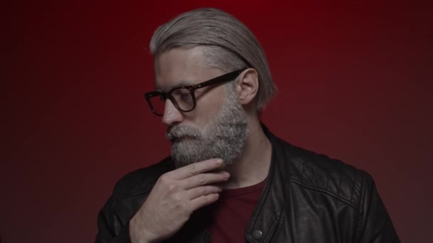 Hombre Pelo Gris Gafas Tocando Barba Pensando Cámara Lenta — Vídeos de Stock