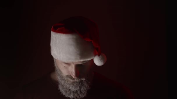 Koncept Špatného Santa Claus Dělat Výrazy Černém Pozadí Zpomalení — Stock video