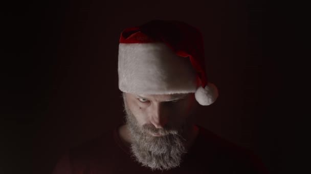 Kötü Noel Baba Kavramı Siyah Arka Planda Ifadeler Yapıyor Yavaş — Stok video