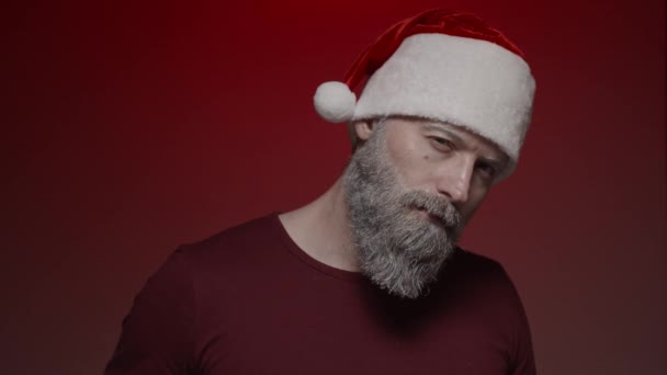 Portrét Santa Clause Jak Dělá Výrazy Červeném Pozadí Ukazuje Podezření — Stock video