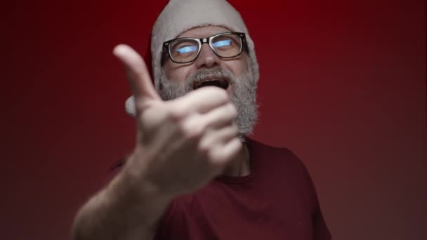 Portrait Père Noël Faisant Des Expressions Sur Fond Rouge Montre — Video