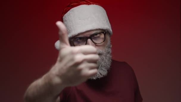 Retrato Papai Noel Fazendo Expressões Fundo Vermelho Mostra Sinal Com — Vídeo de Stock