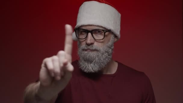 Portret Van Kerstman Het Maken Van Uitdrukkingen Rode Achtergrond Toont — Stockvideo