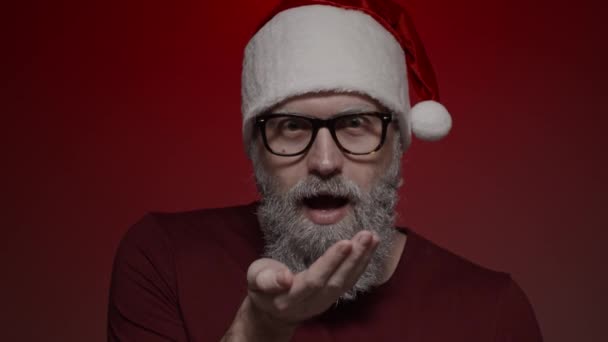 Noel Baba Nın Kırmızı Arka Planda Yaptığı Portre Kameraya Kırmızı — Stok video