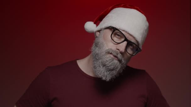 Porträt Des Weihnachtsmannes Auf Rotem Hintergrund Zeigt Misstrauen Gesicht Zeitlupe — Stockvideo