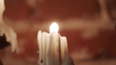 Mumlar tuğla duvara karşı yanıyor, yavaş çekim