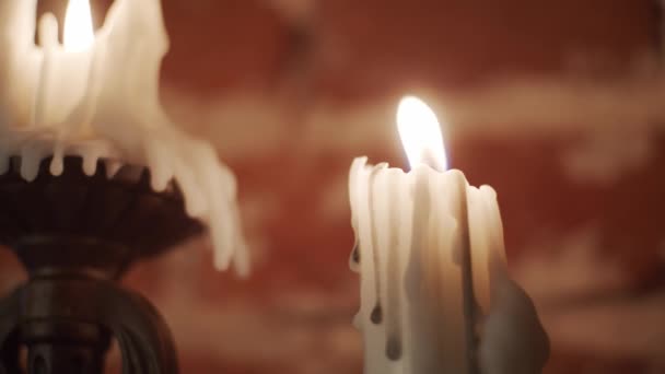 Kerzen Brennen Gegen Ziegelwand Zeitlupe — Stockvideo