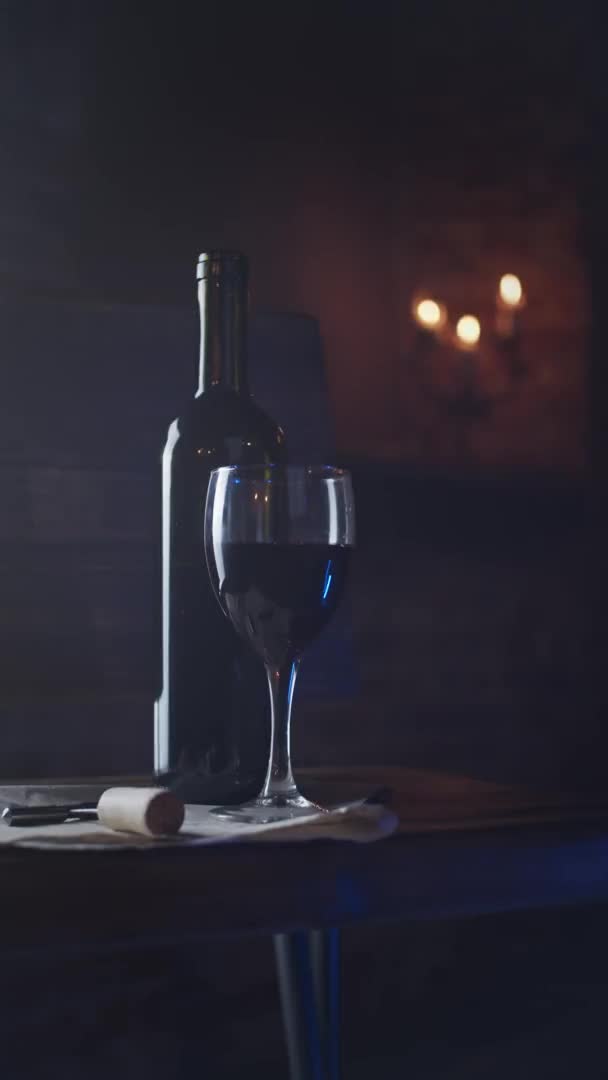 Fles Rode Wijn Glas Loft Appartement Met Kaarsen Achtergrond Ondiepe — Stockvideo