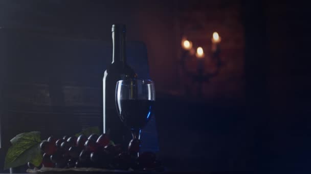 Bouteille Vin Rouge Verre Dans Appartement Loft Avec Des Bougies — Video