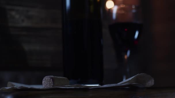 Geopende Fles Rode Wijn Glas Focus Voorgrond Ondiepe Scherptediepte Licht — Stockvideo