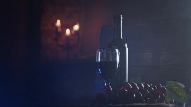 Çatı Katındaki Dairede Bir Şişe Kırmızı Şarap Cam Arka Planda — Stok video