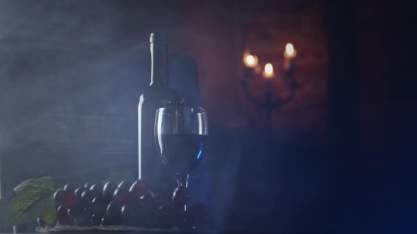 Bouteille Vin Rouge Verre Dans Appartement Loft Avec Des Bougies — Video