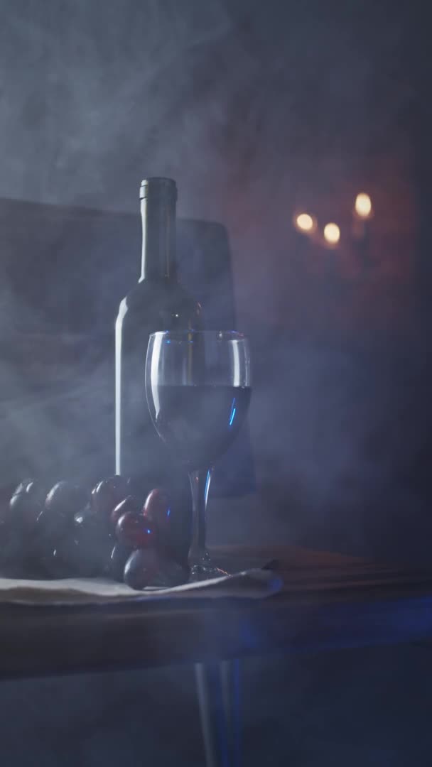 Fles Rode Wijn Glas Loft Appartement Met Kaarsen Achtergrond Ondiepe — Stockvideo