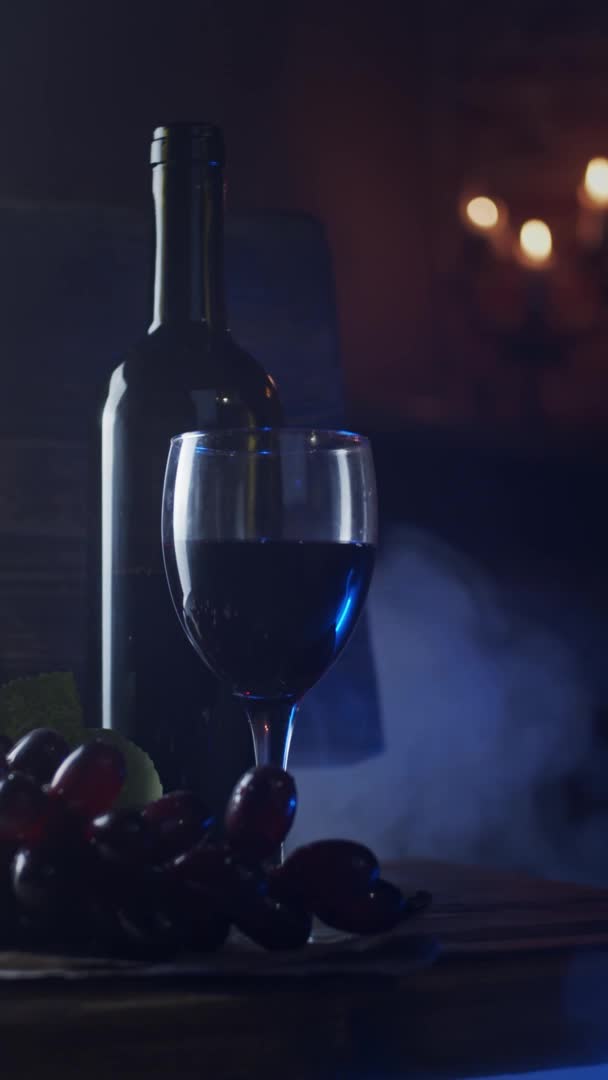 Bouteille Vin Rouge Verre Dans Appartement Loft Avec Des Bougies — Video