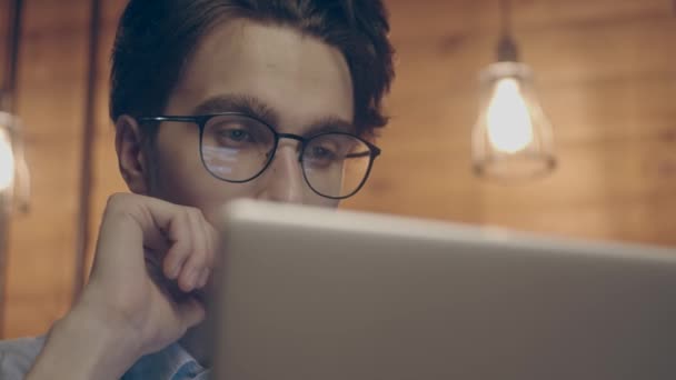 Молодой Человек Работающий Ноутбуком Чердаке Крупный План Замедленная Съемка — стоковое видео