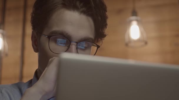 Jovem Trabalhando Com Laptop Apartamento Loft Close Câmera Lenta Vira — Vídeo de Stock