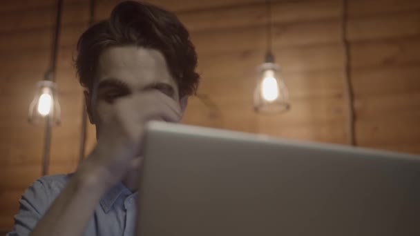 Młody Człowiek Pracujący Laptopem Mieszkaniu Poddaszu Zbliżenie Zwolnione Tempo Zmęczony — Wideo stockowe
