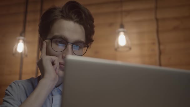 Młody Człowiek Pracujący Laptopem Mieszkaniu Poddaszu Zbliżenie Zwolnione Tempo Zmęczony — Wideo stockowe