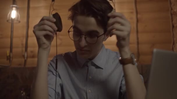 Молодой Человек Работает Ноутбуком Слушает Музыку Помощью Наушников Замедленной Съемки — стоковое видео