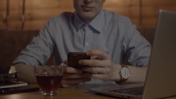 Jeune Homme Travaillant Avec Ordinateur Portable Smartphone Ralenti — Video