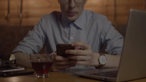 Jongeman Werkt Met Laptop Smartphone Slow Motion — Stockvideo