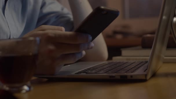 Hombre Joven Que Trabaja Con Ordenador Portátil Teléfono Inteligente Cámara — Vídeo de stock