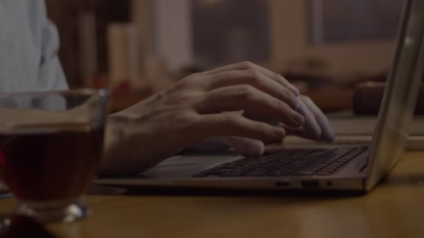 Ung Man Arbetar Med Laptop Loft Lägenhet Närbild Slow Motion — Stockvideo