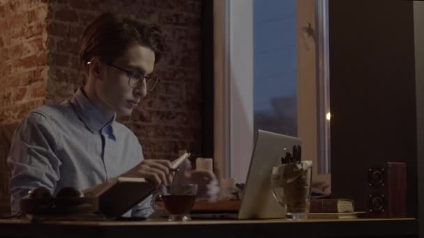 Ung Man Som Arbetar Med Bärbar Dator Slow Motion — Stockvideo
