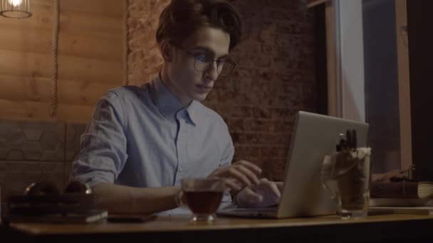 Genç Adam Dizüstü Bilgisayarla Çalışıyor Ağır Çekimde — Stok video