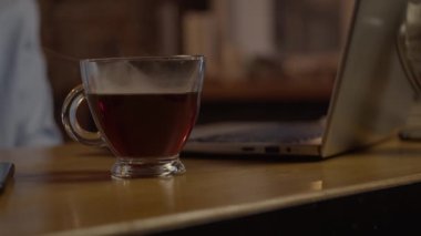 Genç adam dizüstü bilgisayarla çalışıyor, ağır çekimde.
