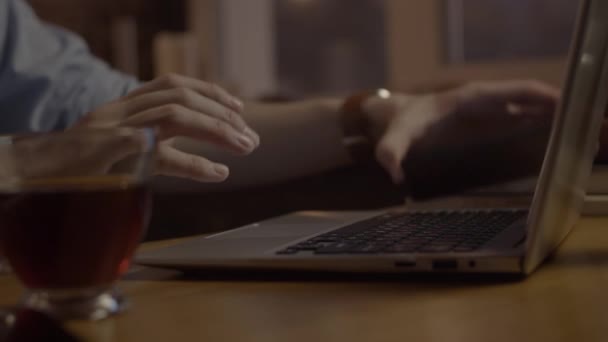 Mladý Muž Pracující Laptopem Chytrým Telefonem Zpomalený Pohyb — Stock video