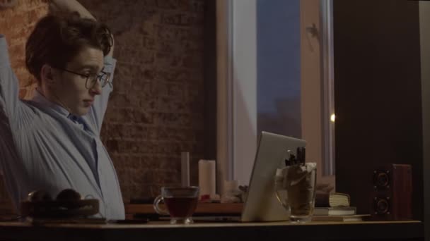 Genç Adam Dizüstü Bilgisayarla Çalışıyor Işten Yorgun Biraz Vücut Esnemesi — Stok video