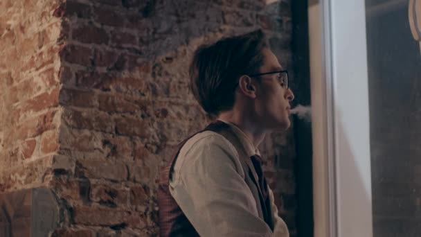 Klasik Elbiseli Genç Adam Pencere Tuğla Duvarın Yanında Sigara Içiyor — Stok video