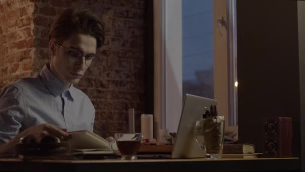 Młody Człowiek Pracuje Laptopem Robi Badania Notatniku Zwolnione Tempo — Wideo stockowe