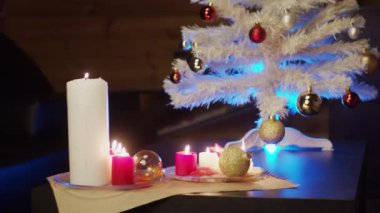 Mumlar ve ağaçlarla süslenmiş Noel süsü, sığ alan derinliği. Geçişe odaklan